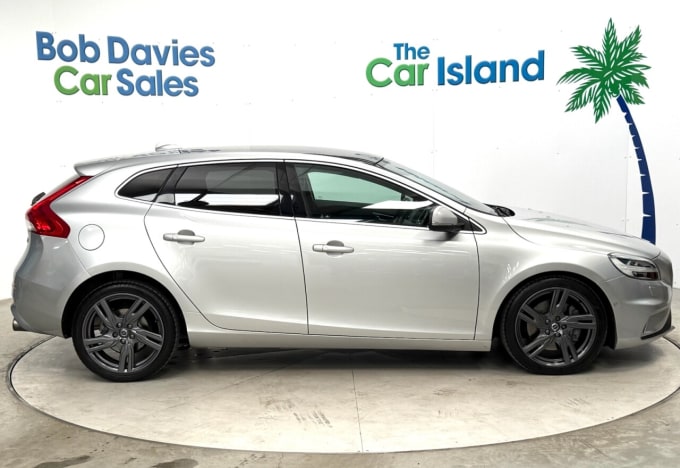 2025 Volvo V40