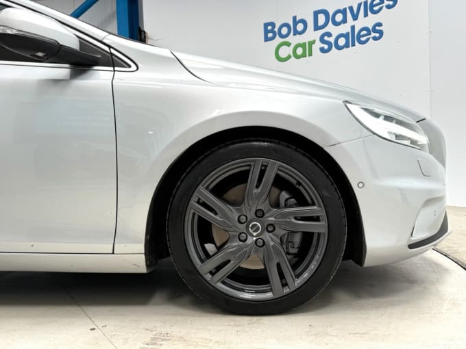 2025 Volvo V40