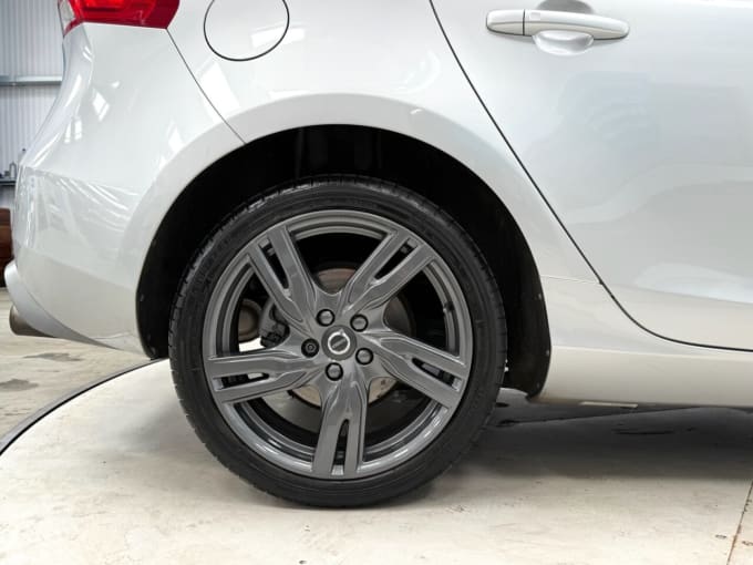 2025 Volvo V40
