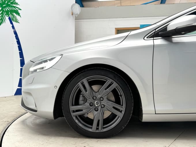 2025 Volvo V40