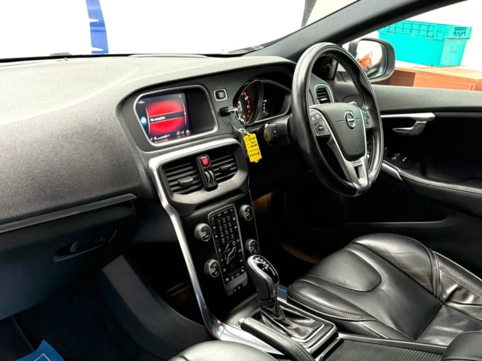 2025 Volvo V40