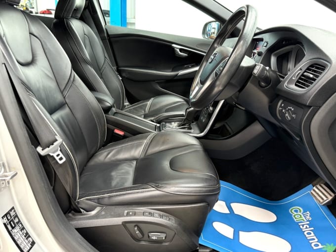 2025 Volvo V40