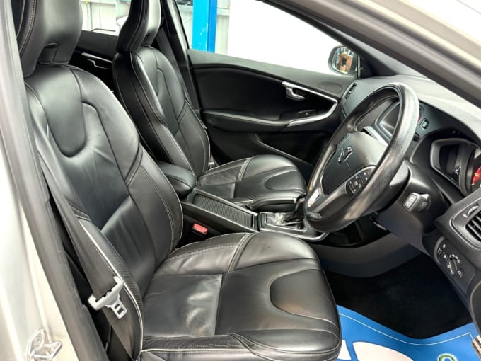 2025 Volvo V40