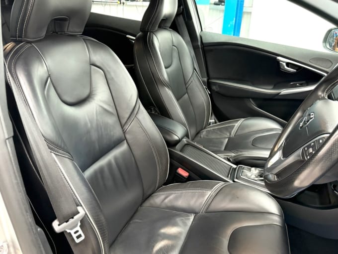 2025 Volvo V40