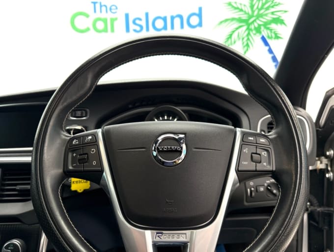 2025 Volvo V40