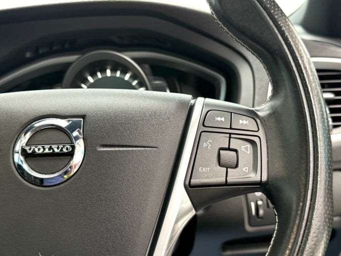 2025 Volvo V40