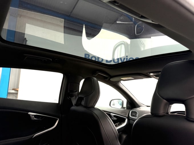 2025 Volvo V40