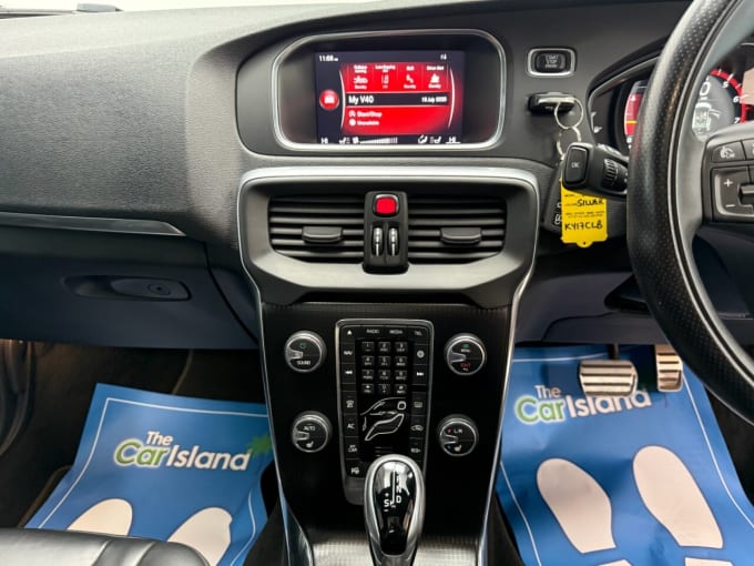 2025 Volvo V40