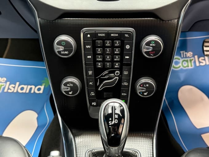 2025 Volvo V40