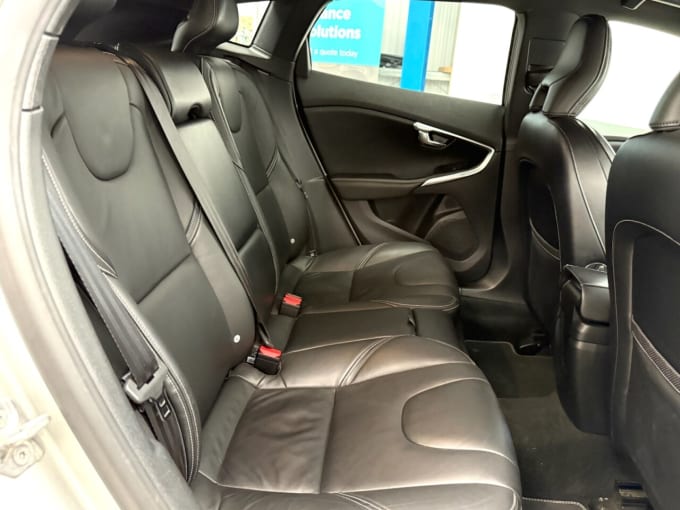 2025 Volvo V40