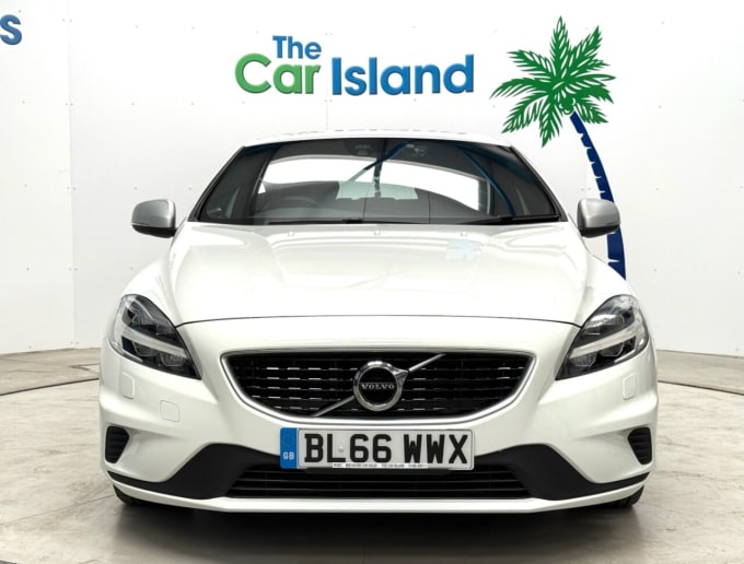 2025 Volvo V40