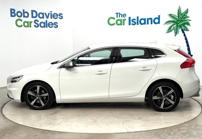 2025 Volvo V40