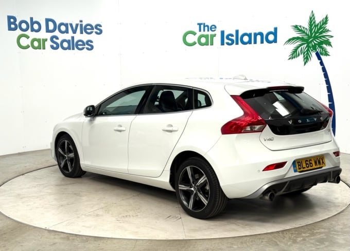 2025 Volvo V40