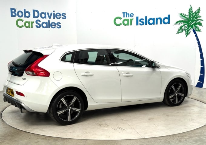 2025 Volvo V40