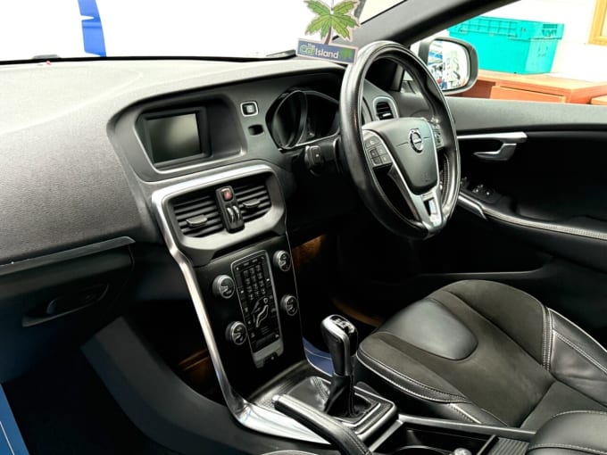 2025 Volvo V40