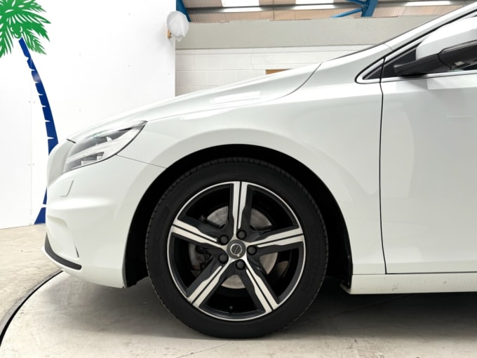 2025 Volvo V40