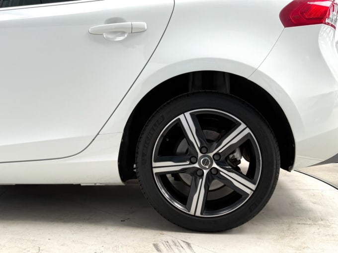 2025 Volvo V40