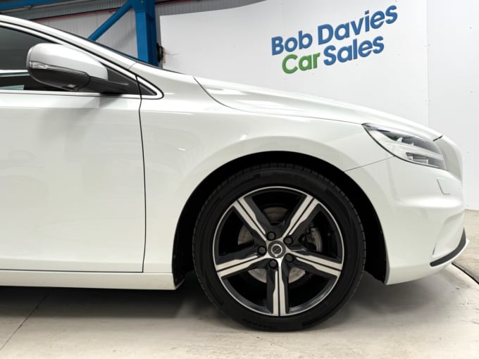 2025 Volvo V40