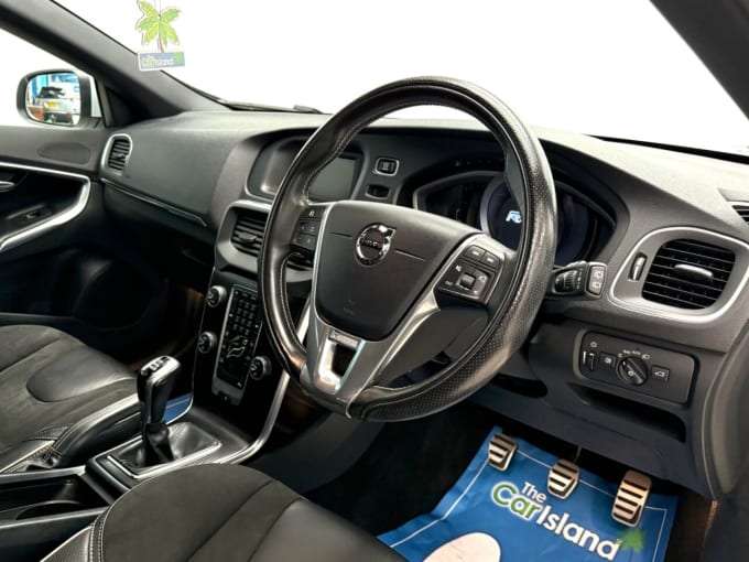 2025 Volvo V40
