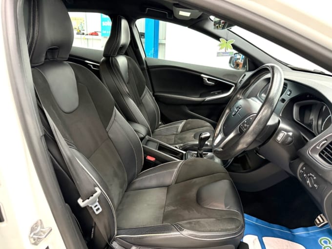 2025 Volvo V40