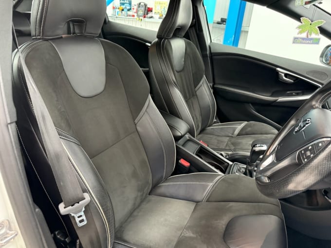 2025 Volvo V40