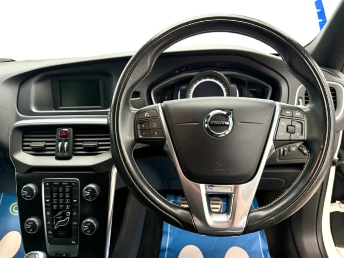 2025 Volvo V40