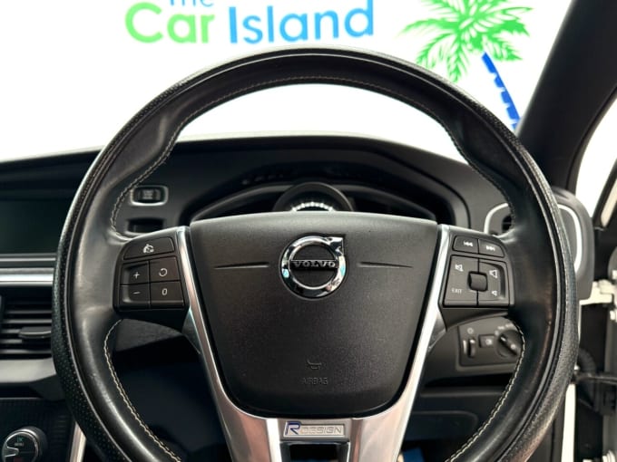 2025 Volvo V40
