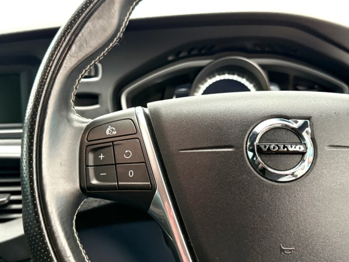 2025 Volvo V40