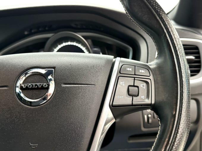 2025 Volvo V40