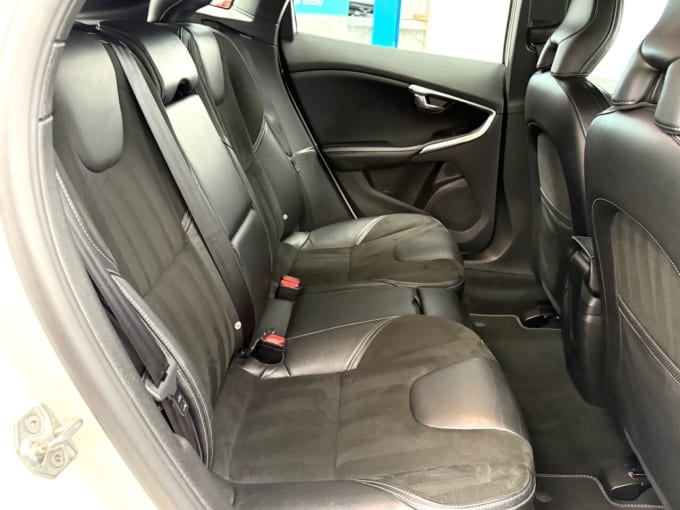 2025 Volvo V40