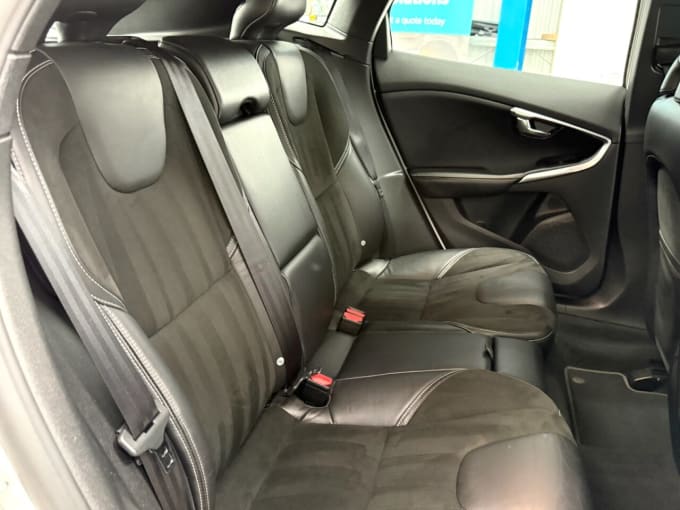 2025 Volvo V40