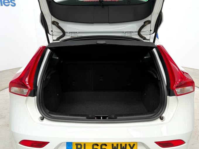 2025 Volvo V40