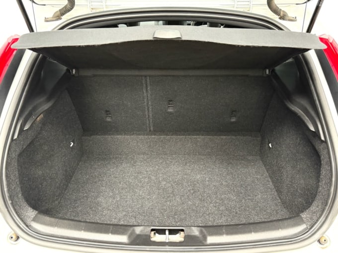 2025 Volvo V40