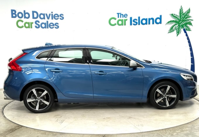 2025 Volvo V40
