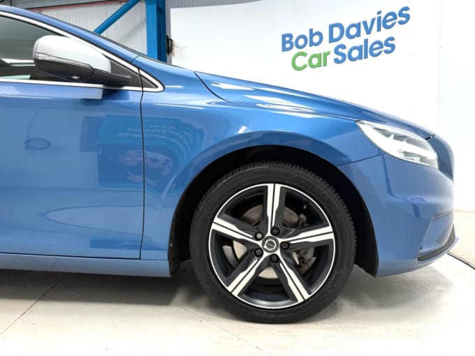2025 Volvo V40