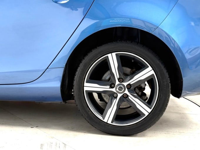 2025 Volvo V40