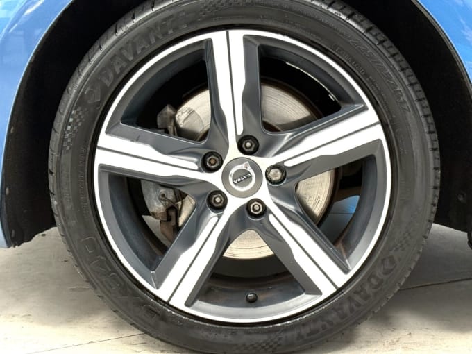 2025 Volvo V40