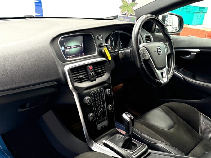 2025 Volvo V40