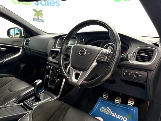 2025 Volvo V40