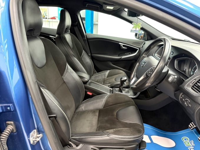 2025 Volvo V40