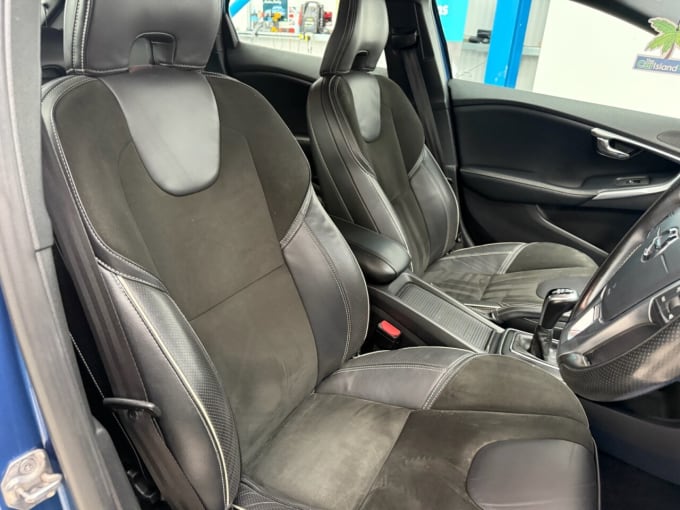 2025 Volvo V40