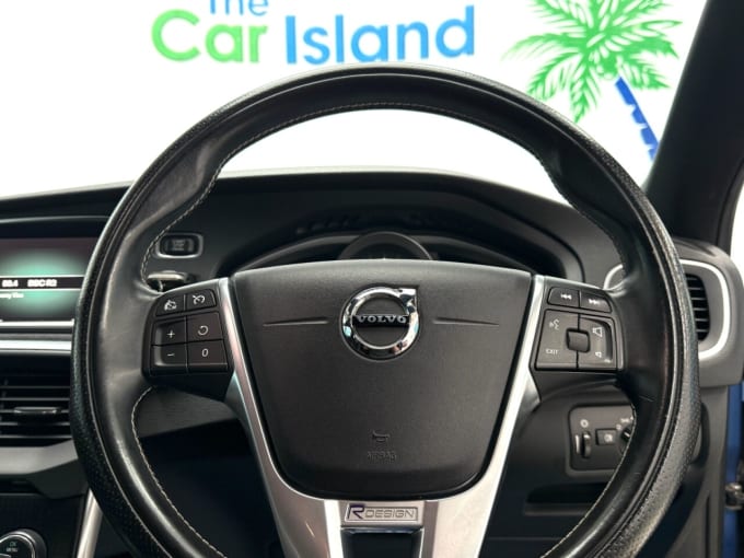 2025 Volvo V40