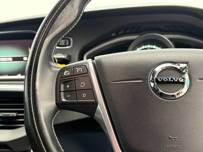 2025 Volvo V40