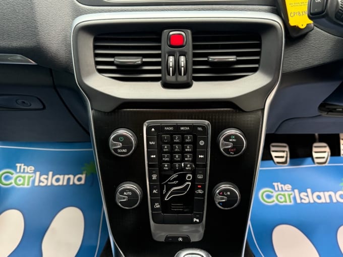 2025 Volvo V40