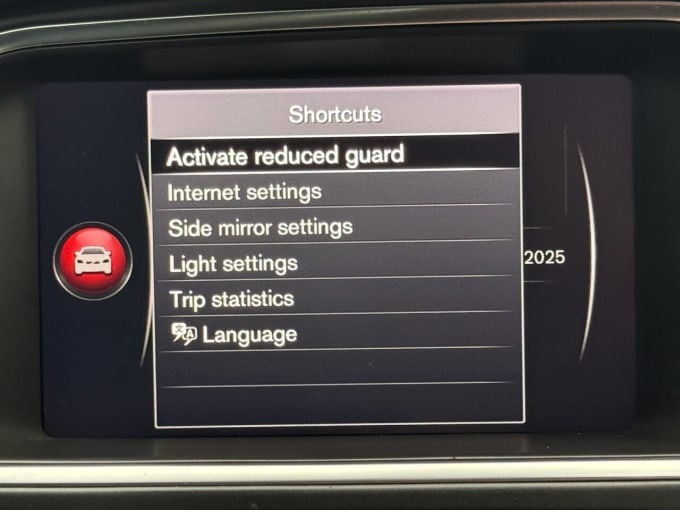 2025 Volvo V40