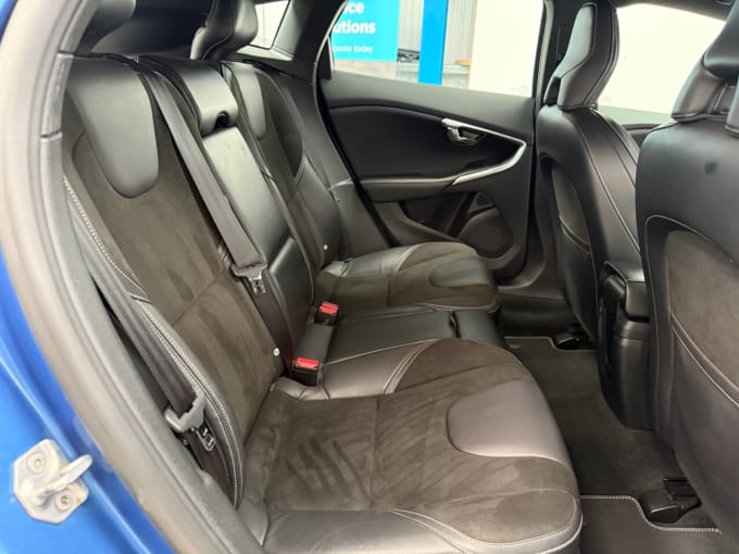 2025 Volvo V40