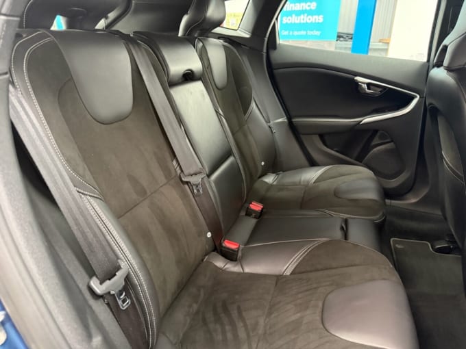 2025 Volvo V40