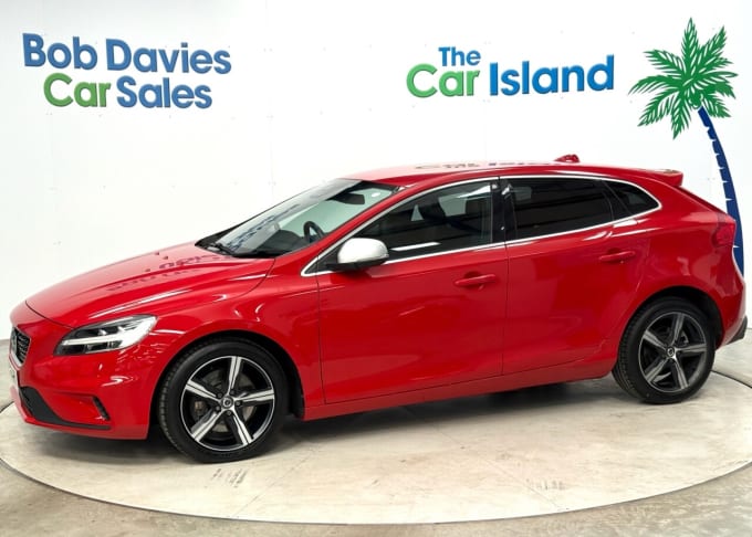 2025 Volvo V40