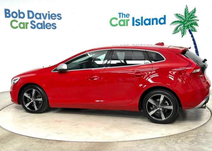 2025 Volvo V40