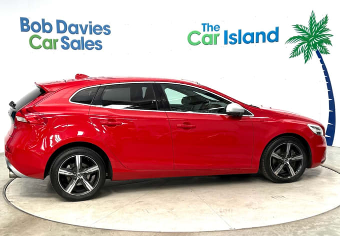 2025 Volvo V40